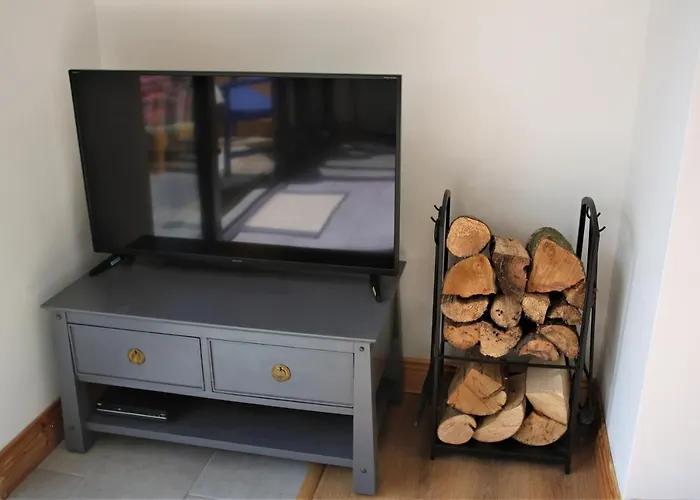 An Nead Beag Only 2 Miles From Louisburgh