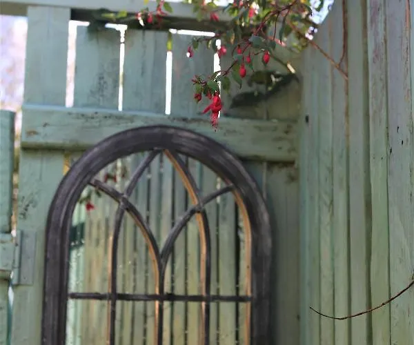 An Nead Beag Only 2 Miles From Louisburgh